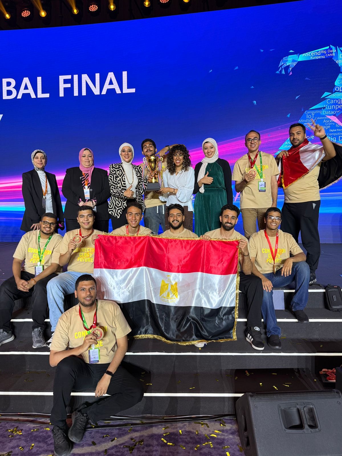 الطلاب المصريين الفائزين يرفعون علم مصر