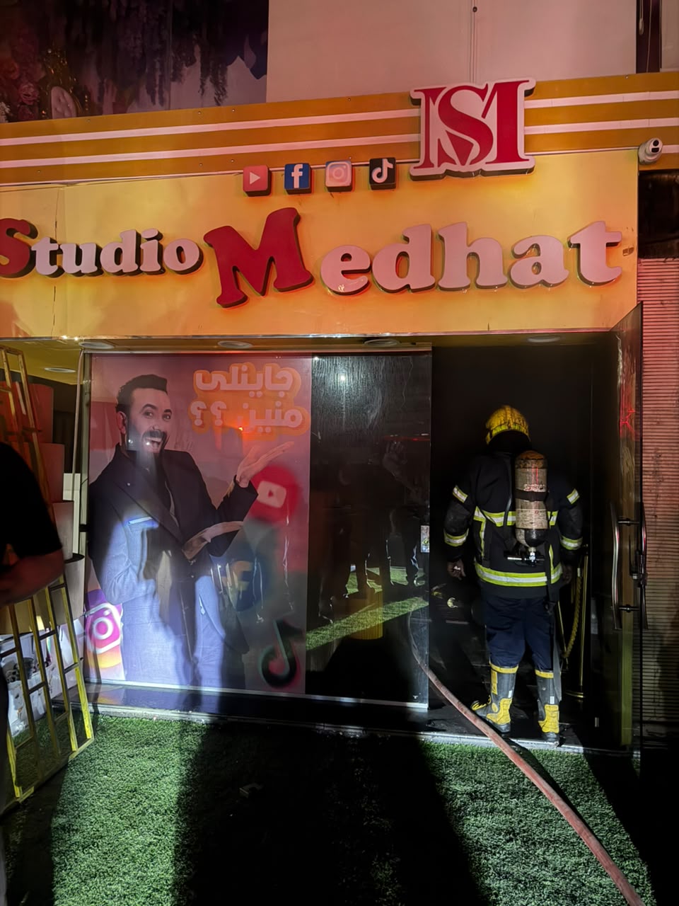 رجال الاطفاء اثناء عملية الاخماد