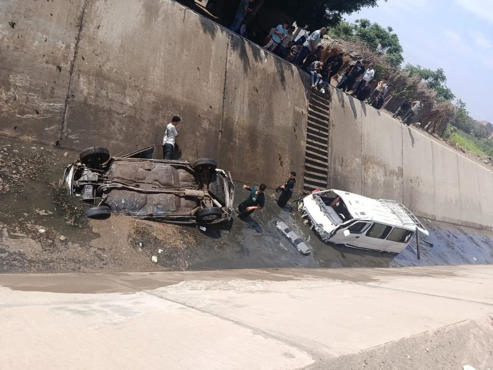 السيارتين بعد سقوطهما بالترعة
