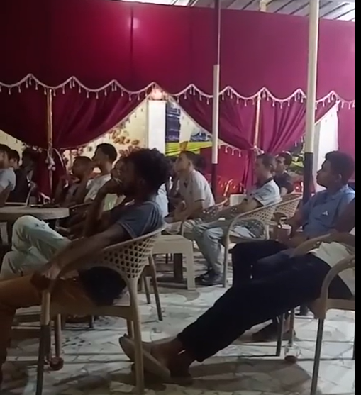 جانب من متابعة المباراة الافتتاحية