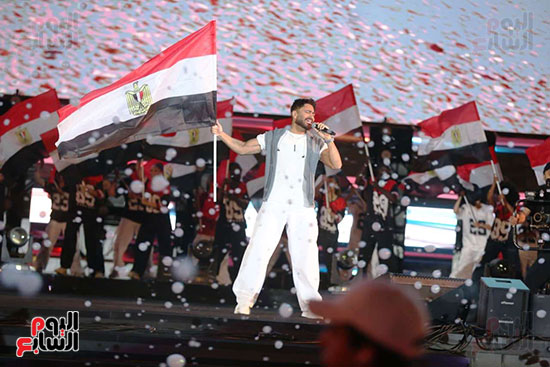 تامر حسني يرفع علم مصر (1)