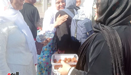 توزيع-التمور-على-الحجاج_1 توزيع-التمور-على-الحجاج_1
