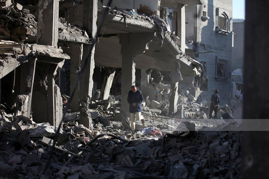 سكان مخيم المغازى يتفقدون الأضرار سكان مخيم المغازى يتفقدون الأضرار