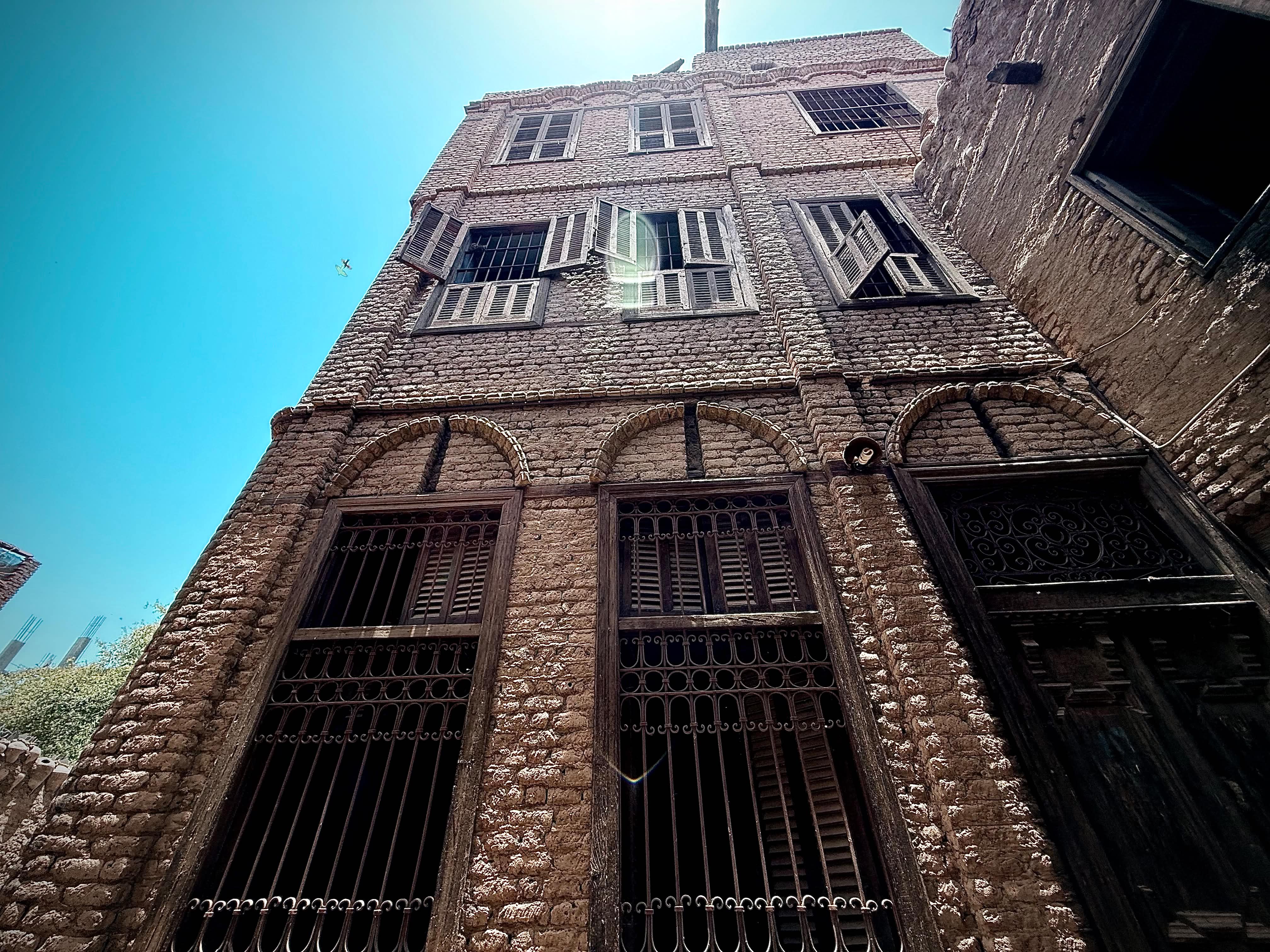 شرفات منزل قديم في دندرة