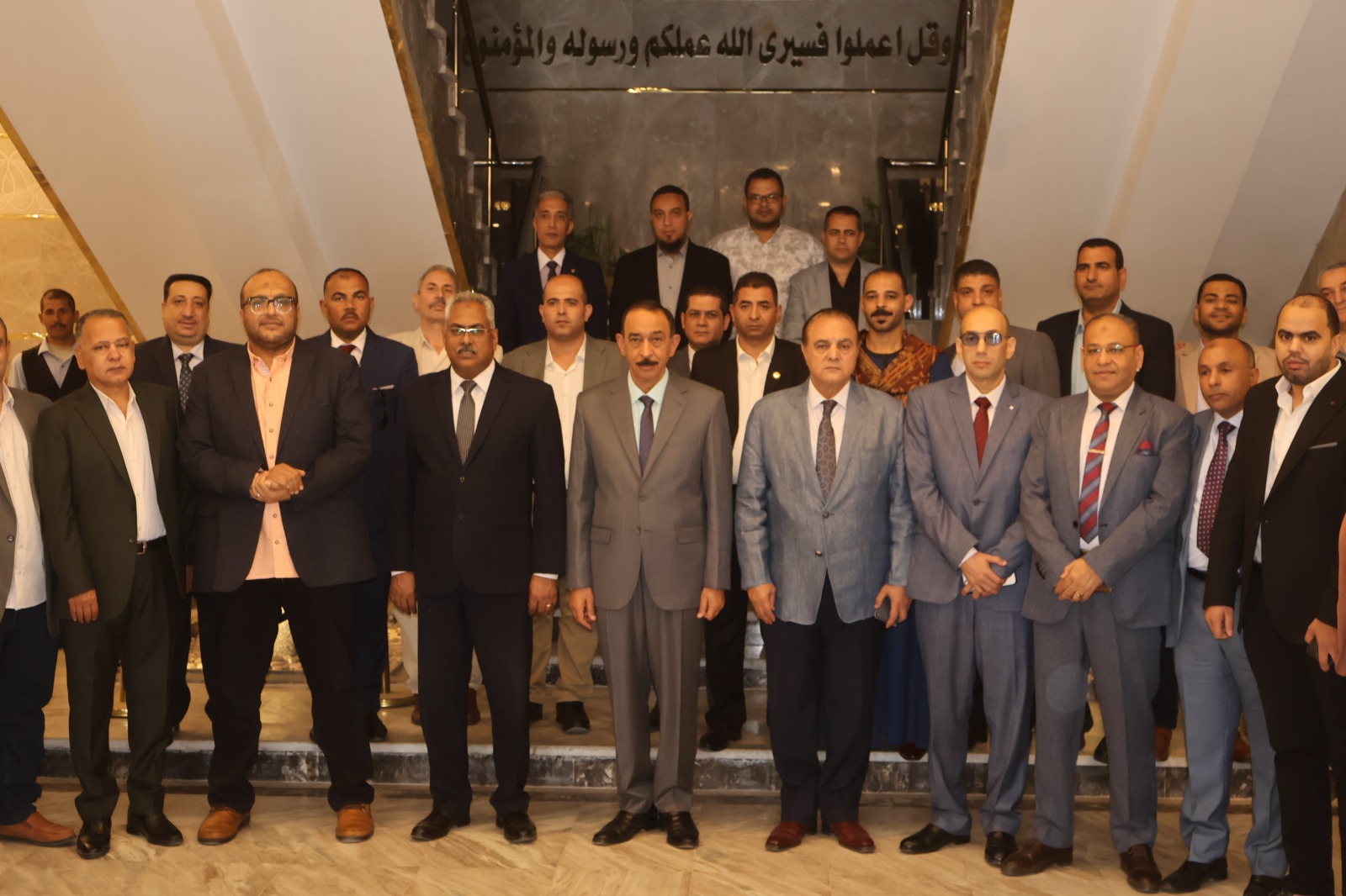 صورة تذكارية مع المستثمرين