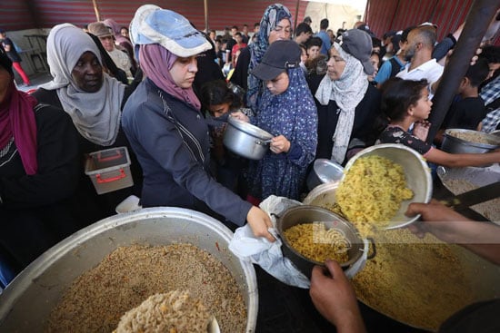 توزيع الطعام على النازحين توزيع الطعام على النازحين