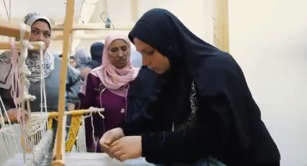 مريم عامر تبدع في  صناعة السجاد