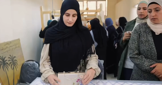 فتاة تميزت بصناعة الشنط