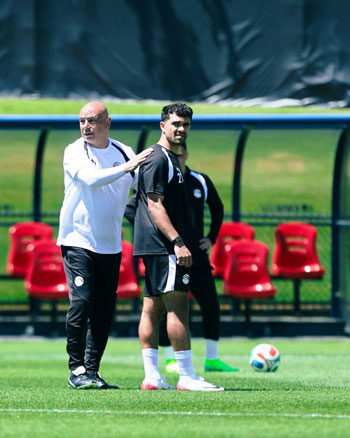 حسام حسن خلال تدريبات المنتخب حسام حسن خلال تدريبات المنتخب
