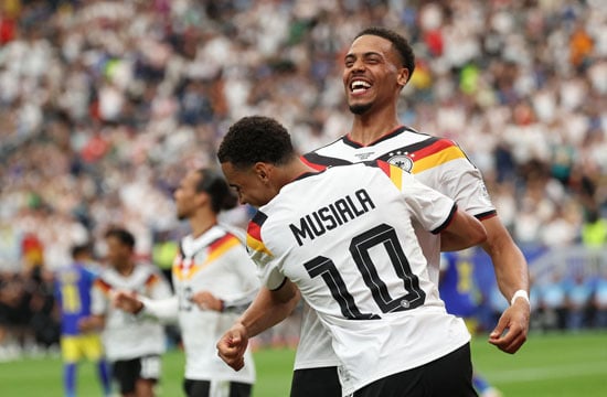 احتفال جمال موسيالا بالهدف