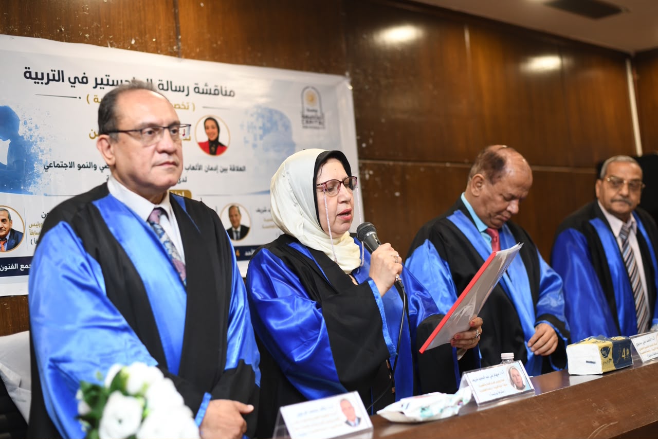 مناقشة رسالة الماجستير للباحثة ندى رشاد (4)