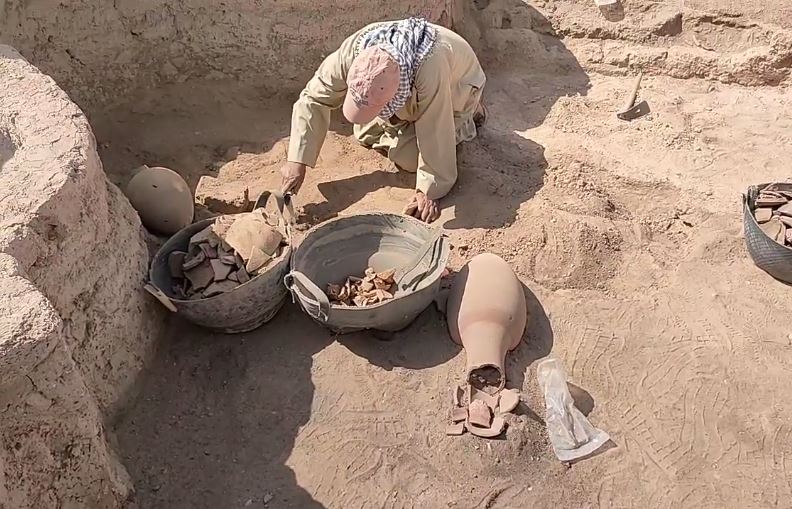 العمال يواصلون مهمتهم فى المدينة المفقودة غرب الأقصر