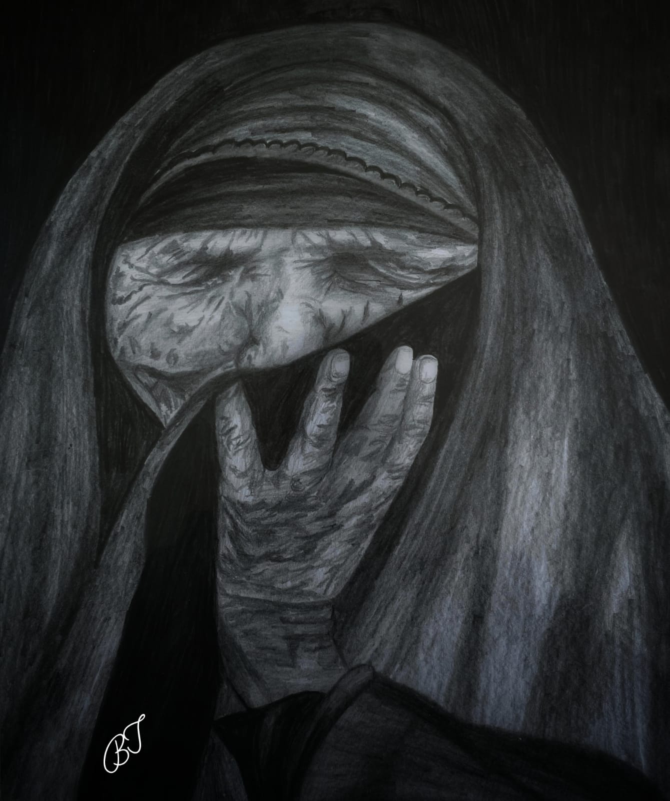 أثار الزمن والحزن تظهر على وجه مسنه