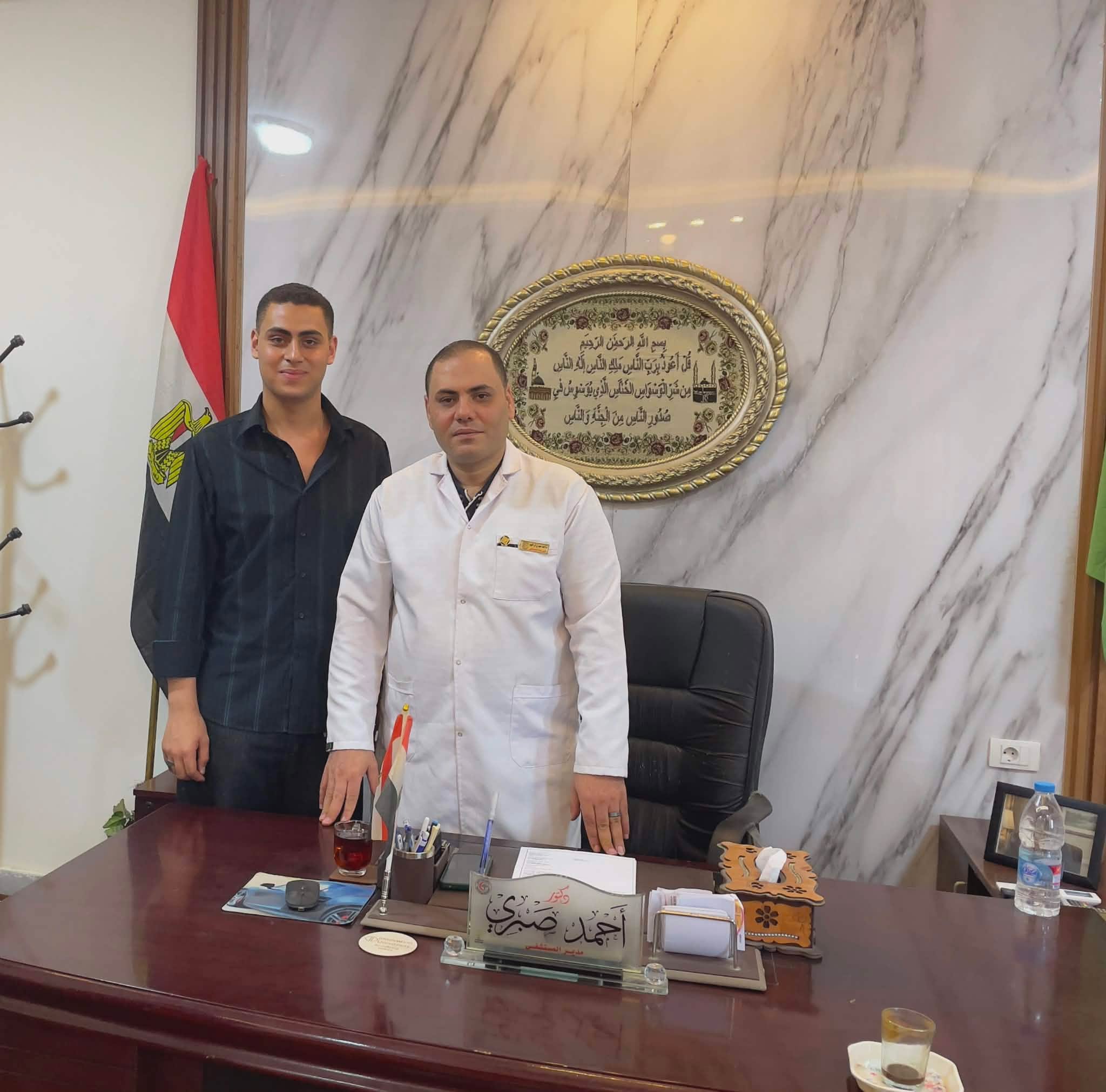 مدير المستشفى مع الطلاب مدير المستشفى مع الطلاب