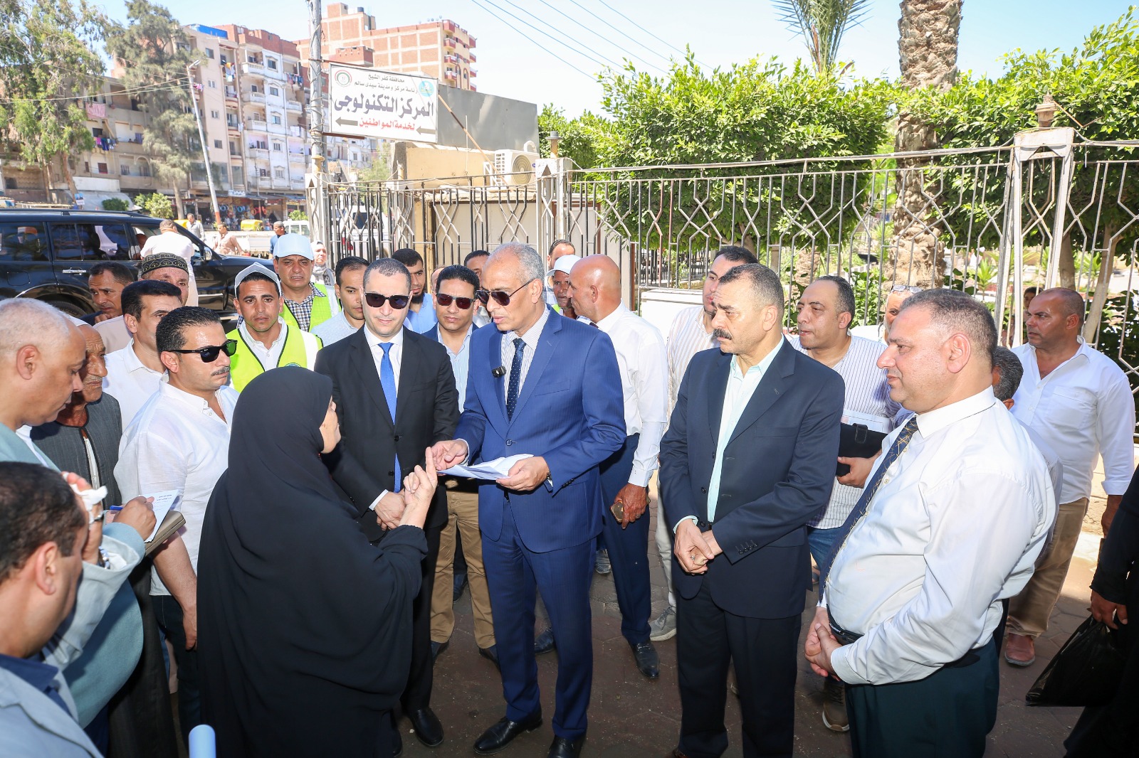 محافظ كفر الشيخ يستمع لسيدة