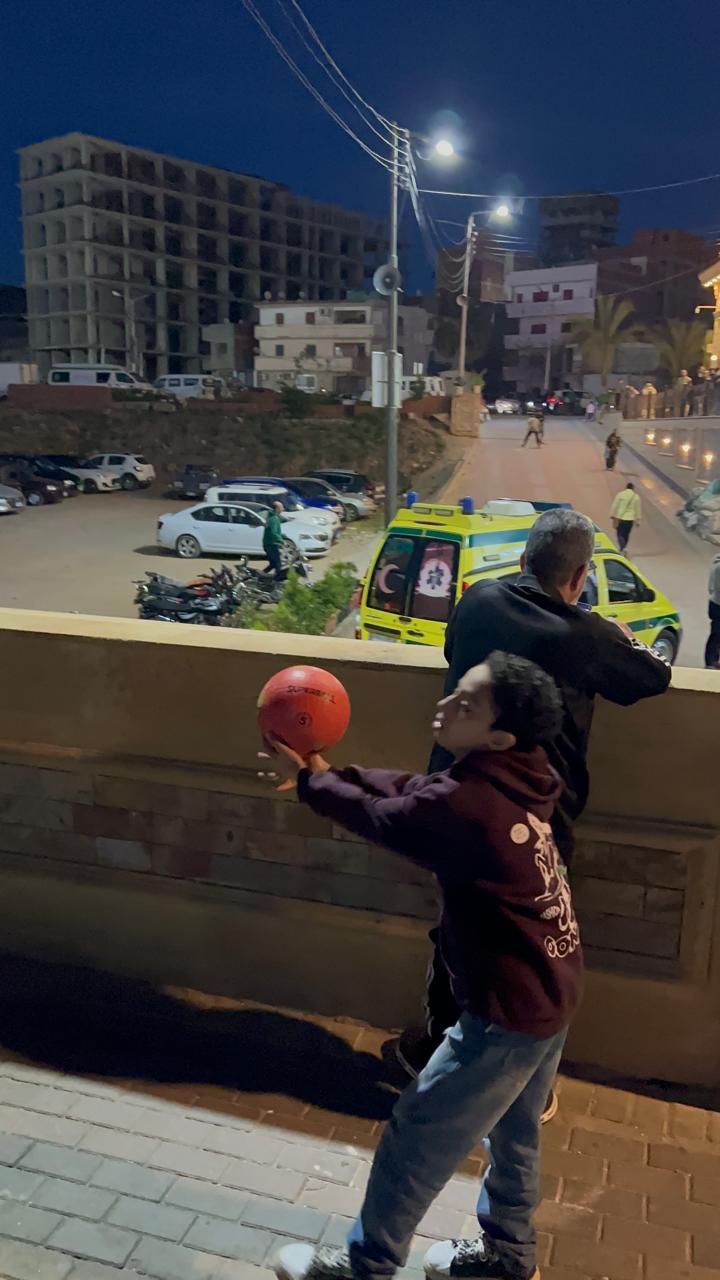 لعب الاطفال علي الممشي