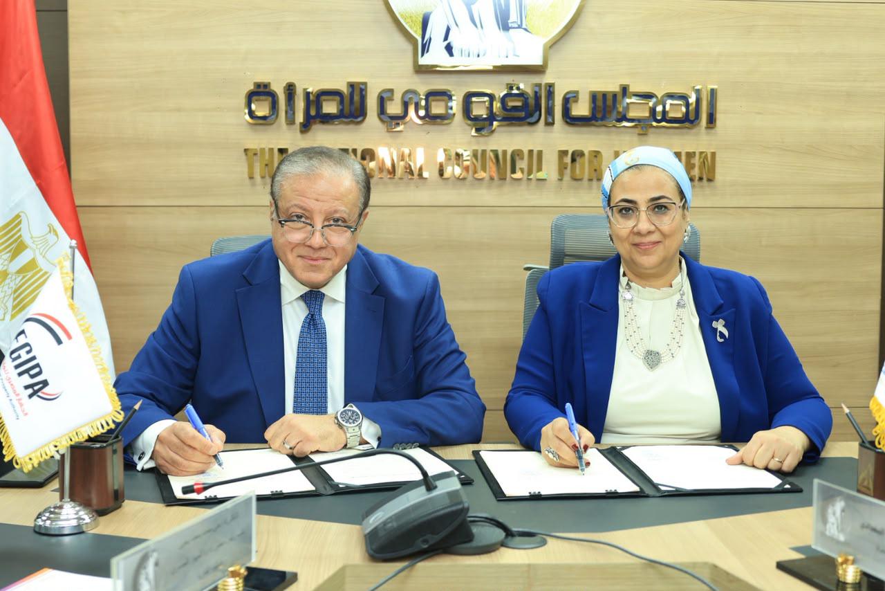 أثناء توقيع البروتوكول