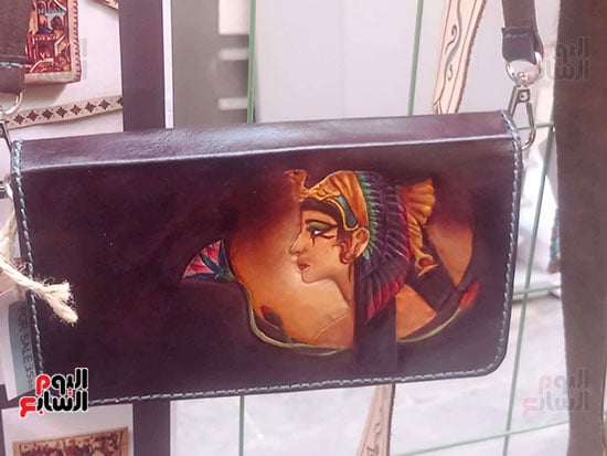 محفظة بنقوش فرعونية محفظة بنقوش فرعونية