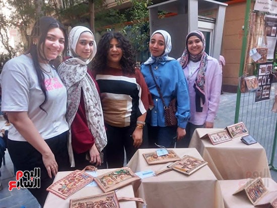 إيلاريا وبعض زملائها إيلاريا وبعض زملائها