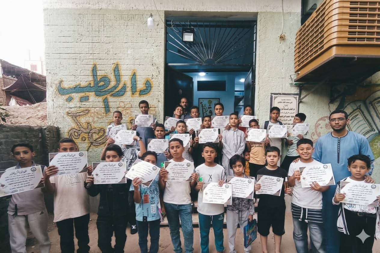 طلاب بالمدرسة 