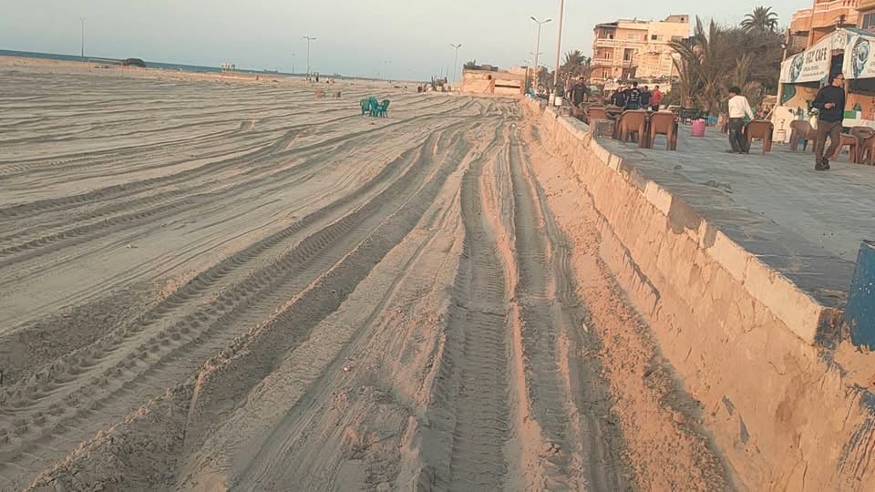 جهود مجلس مدينة العريش لتنظيف الشواطيء 