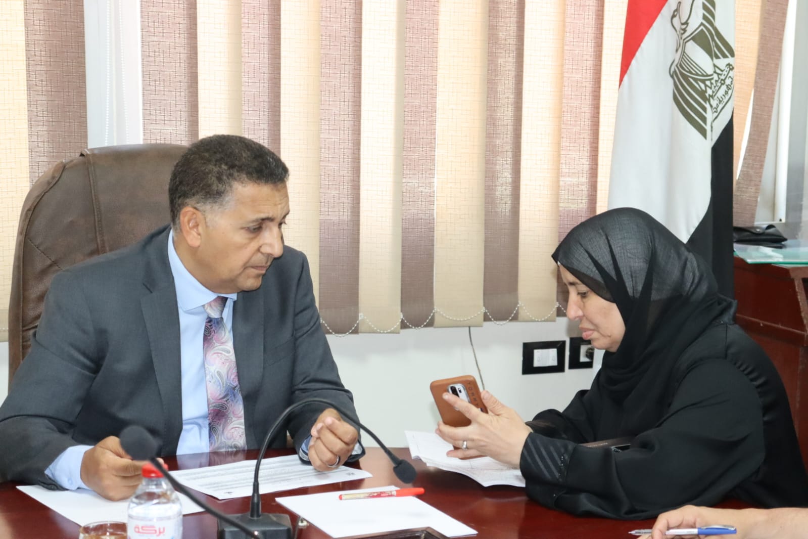 أثناء بحث شكاوى المواطنين