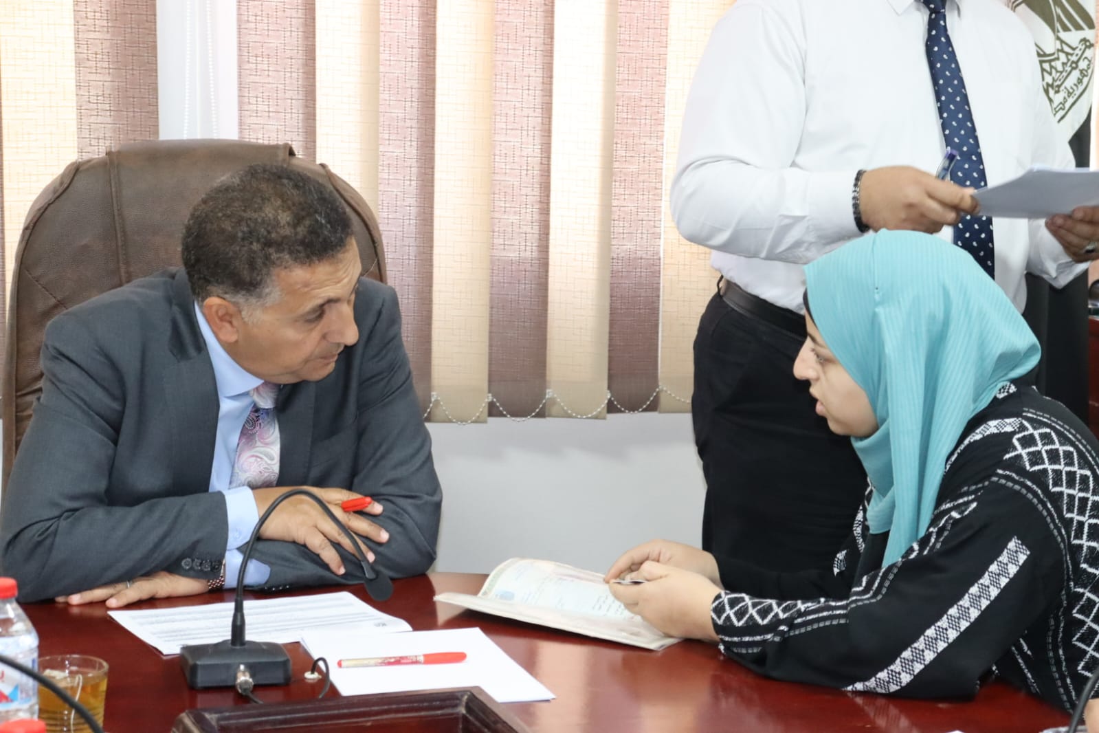 محافظ القليوبية يستمع باهتمام للشكاوى
