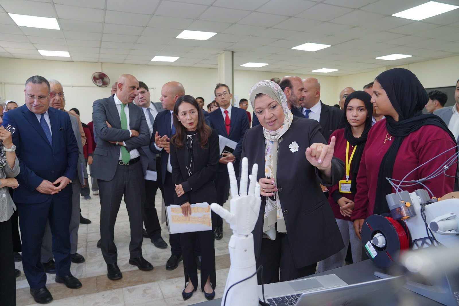 وفد حكومى يتفقد معهد الكوزن المصرى اليابانى ويشيد بتجربته التعليمية (2)