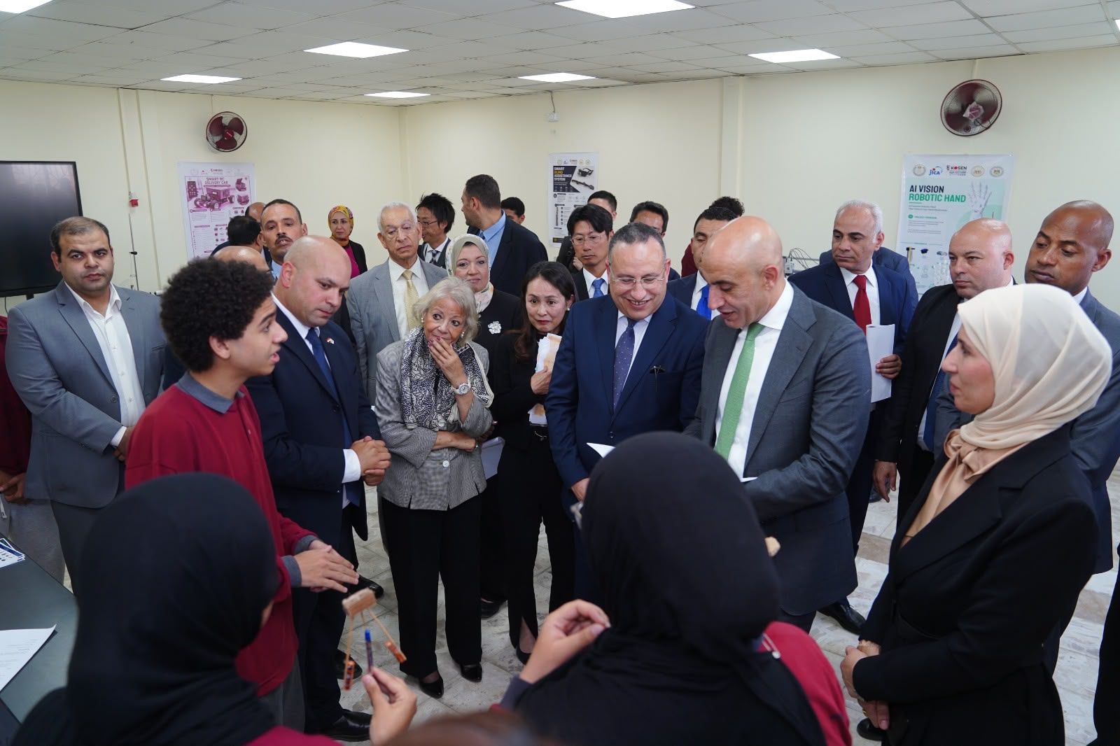 وفد حكومى يتفقد معهد الكوزن المصرى اليابانى ويشيد بتجربته التعليمية (3)