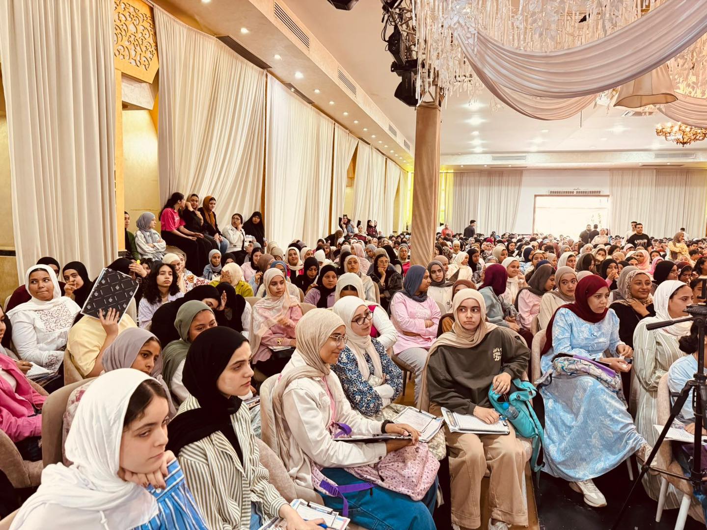 الحضور الكبير من الطالبات الحضور الكبير من الطالبات