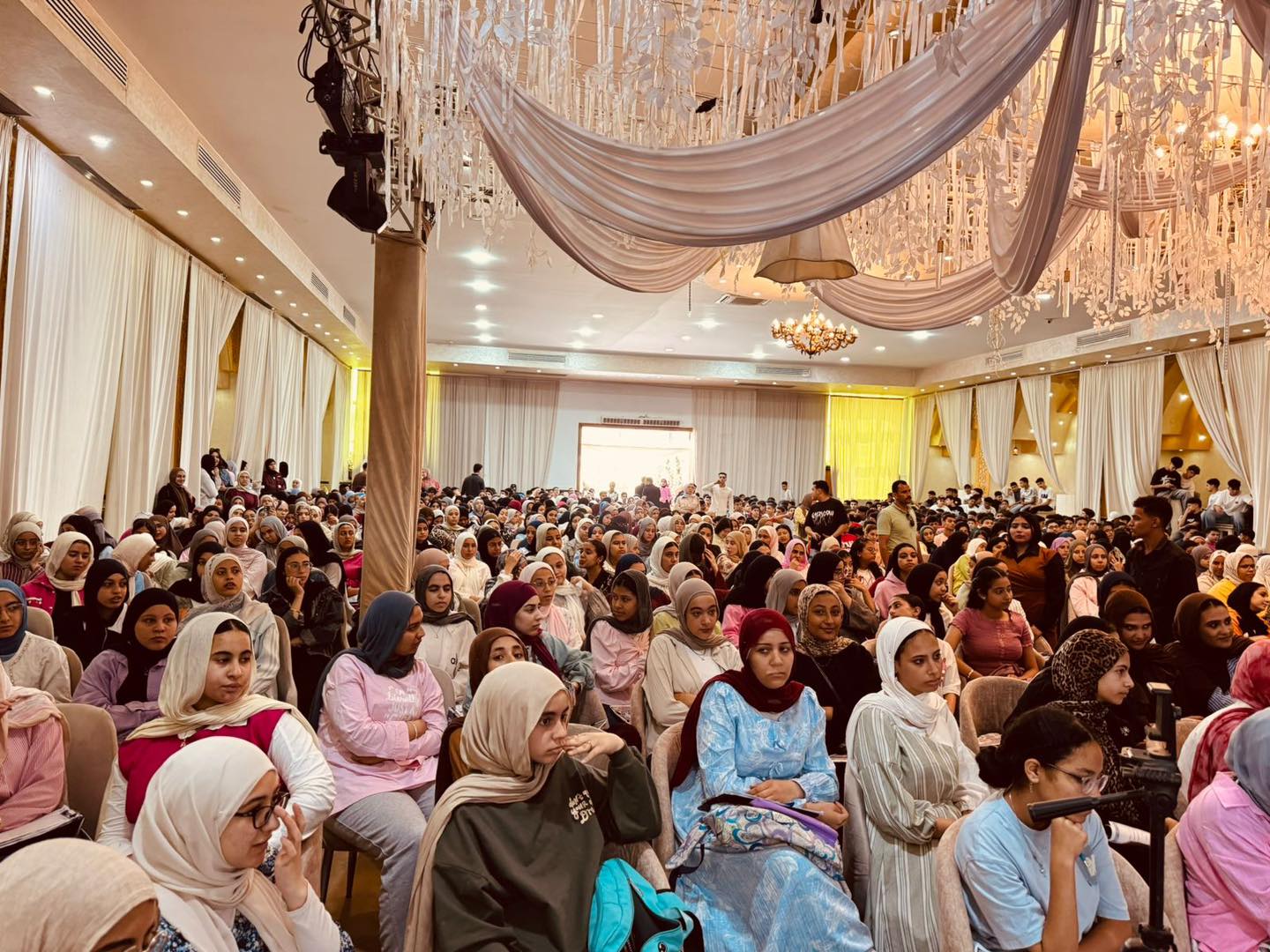 الحضور الكبير من طالبات الاعدادي في المراجعات النهائية الحضور الكبير من طالبات الاعدادي في المراجعات النهائية