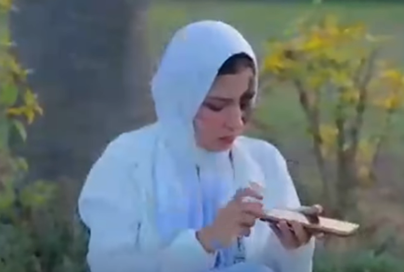 الطالبة التي أدت دور وجه القمر