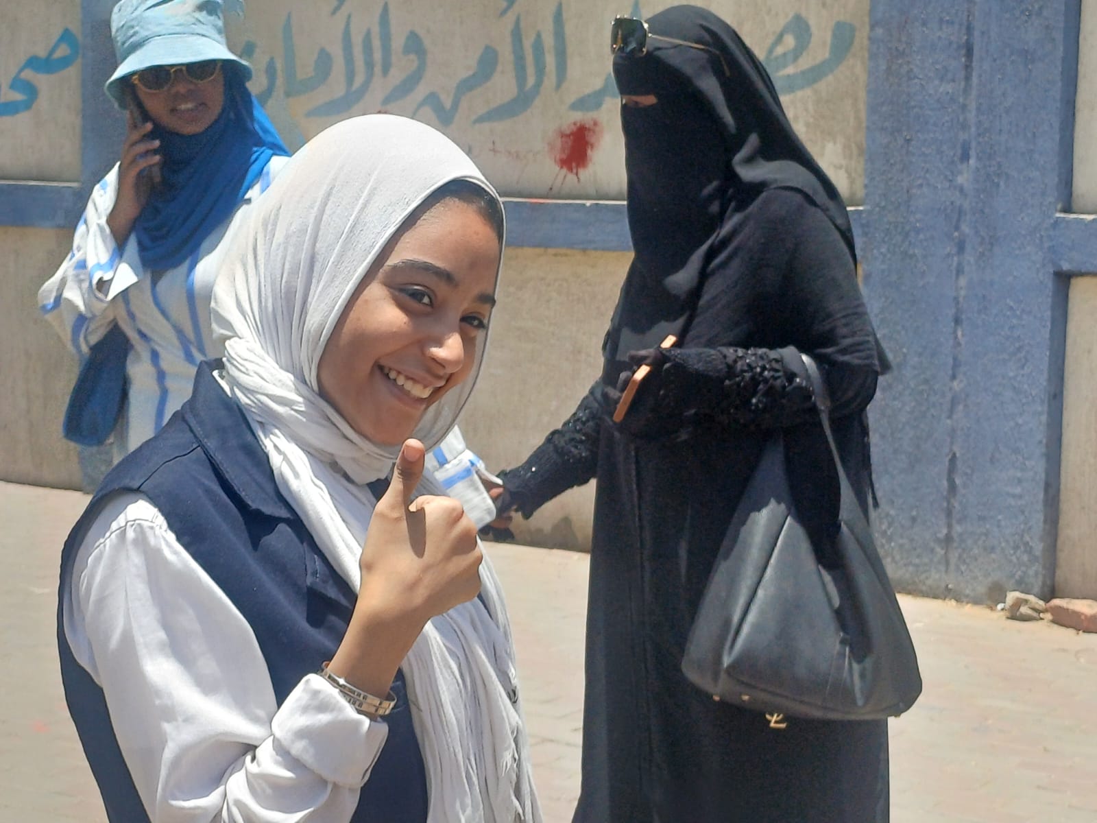 سعادة على وجوه الطالبات