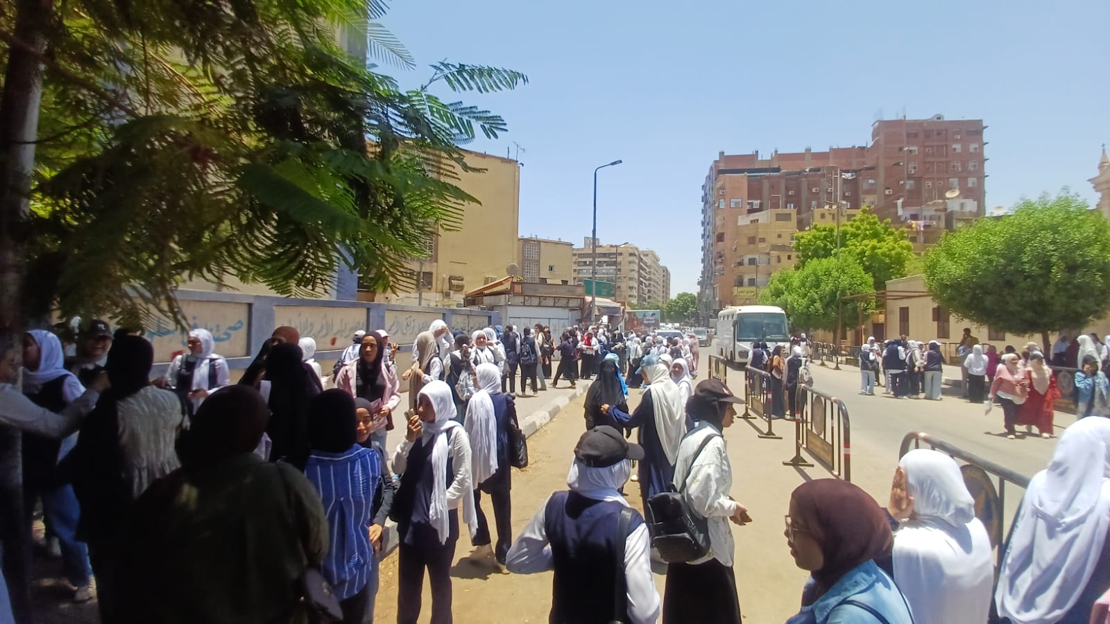 طلاب الثانوية العامة لحظة خروجهم من الامتحان