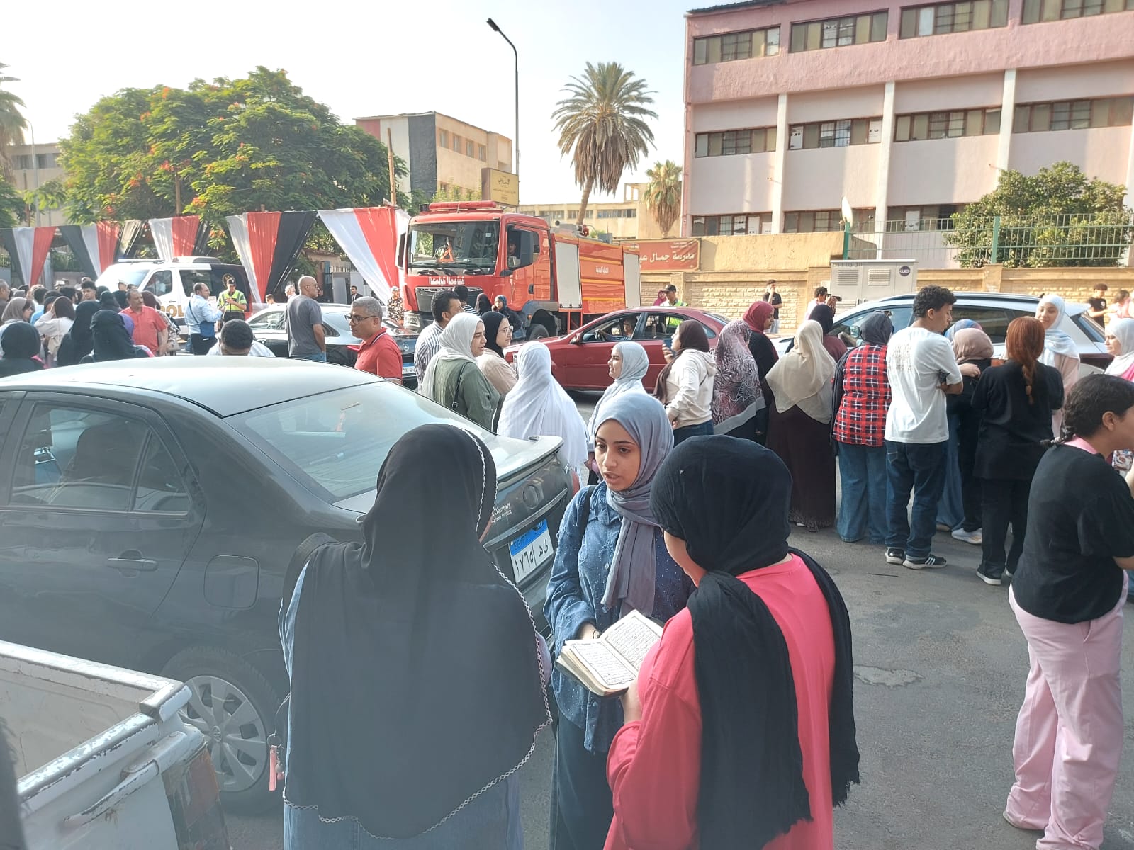 المصحف فى إيدها والدعاء على لسانها.. طالبة تستعد لأول امتحانات الثانوية العامة