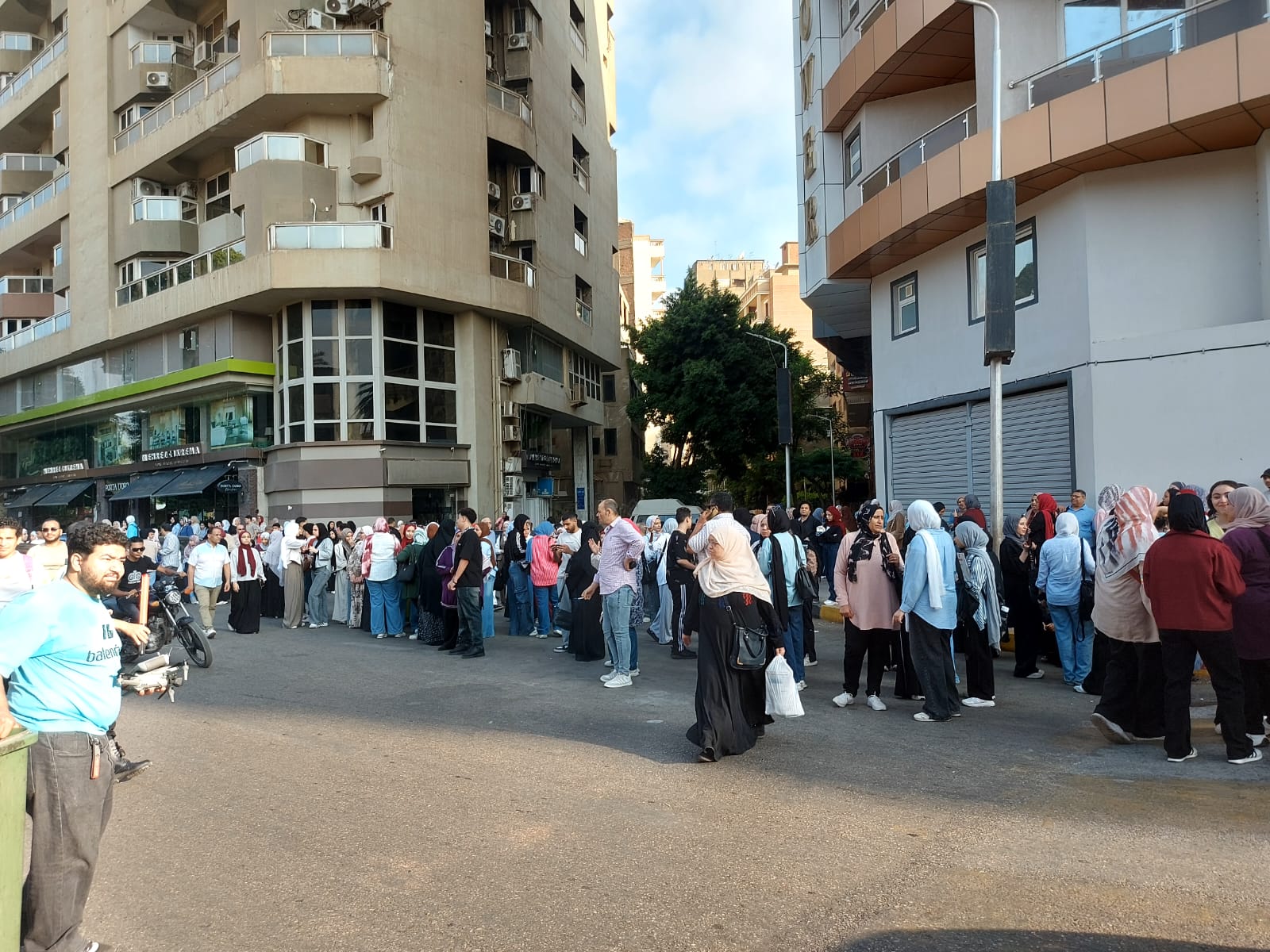 توافد طلاب الثانوية العامة على لجان الامتحانات 
