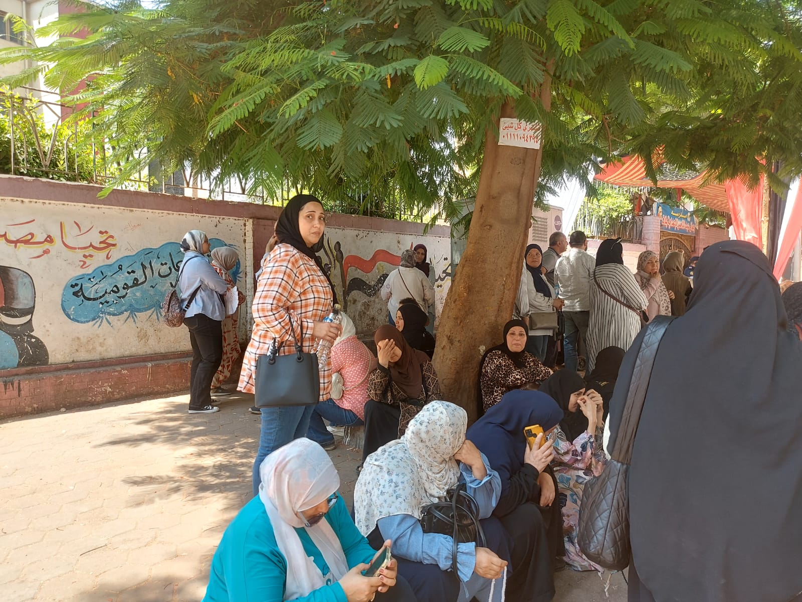 انتظار أولياء الأمور للطلاب 