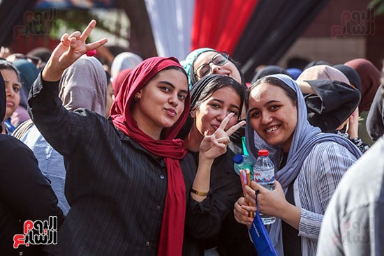 طالبات تشير بعلامة النصر