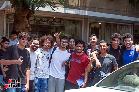 البسمة تكسو وجوه طلبة الثانوية العامة