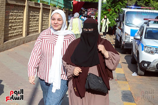 وصول الطالبات لجان الامتحان