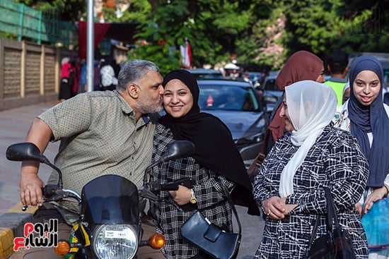 والد يقبل ابنته قبل الامتحان