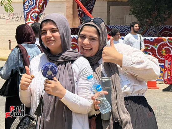 بعلامة الفوز بعد الامتحان