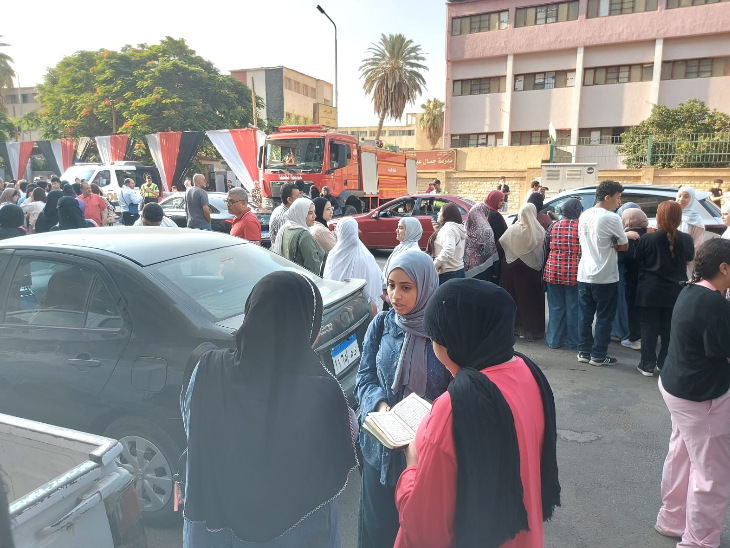 طالبة تقرأ القرآن في الثانوية العامة