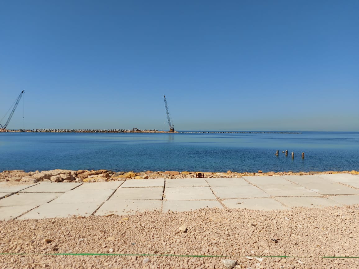 تدعيم الكورنيش بحاجز صخرى
