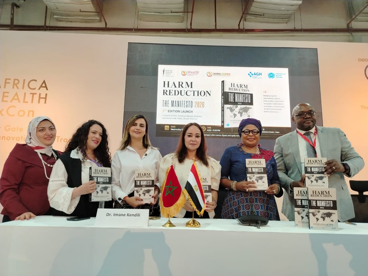 ايمان قنديلى مع مؤلفى الكتاب