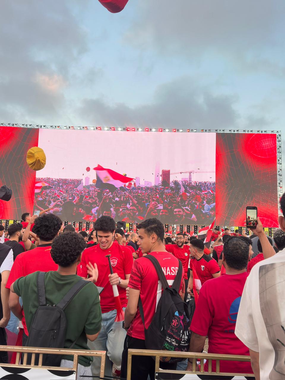 احتفالات الجماهير بفوز المنتخب في مباراة مصر ونيوزيلندا
