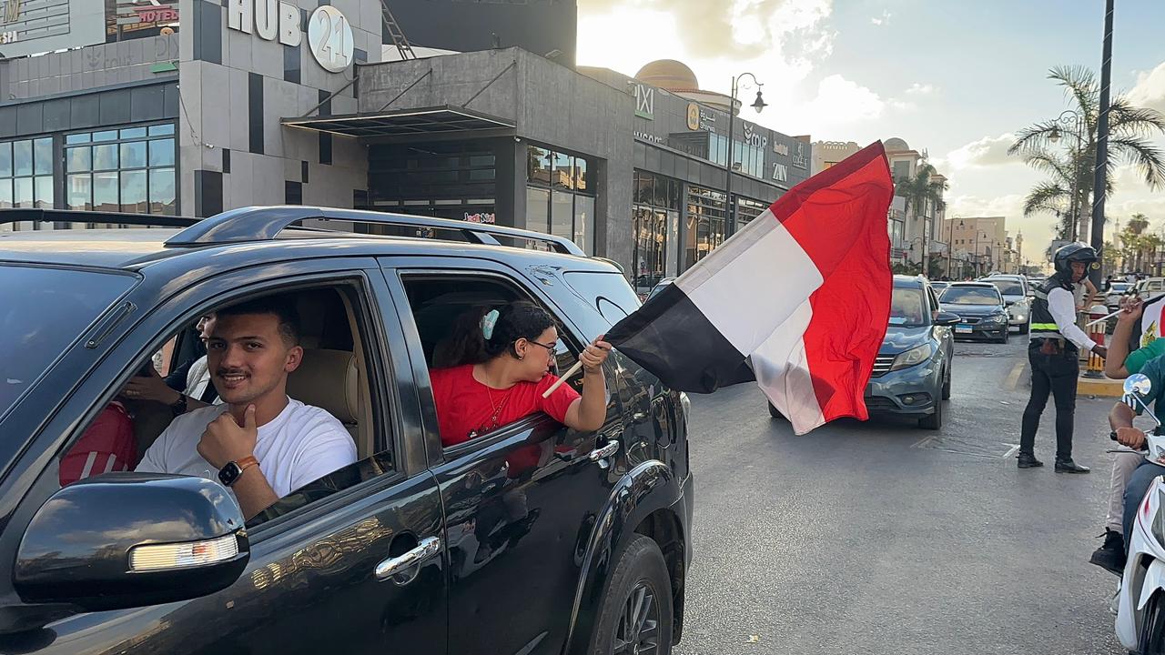 الاطفال يحملون علم مصر الاطفال يحملون علم مصر
