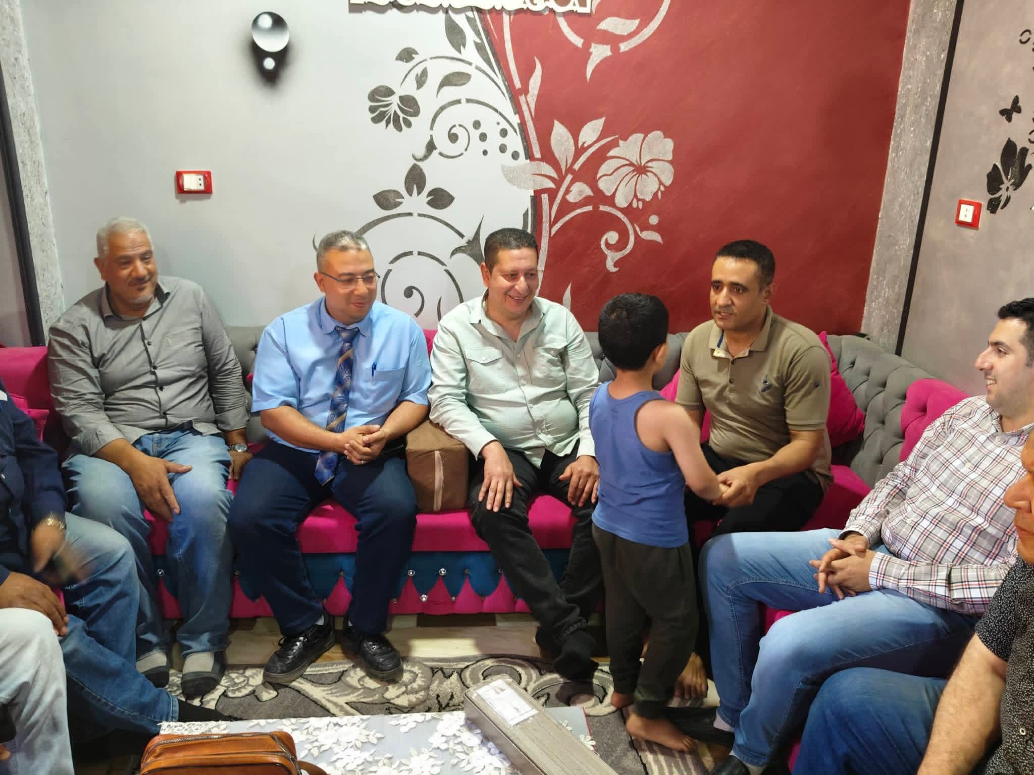 الفريق الطبي في منزل الطفل الفريق الطبي في منزل الطفل
