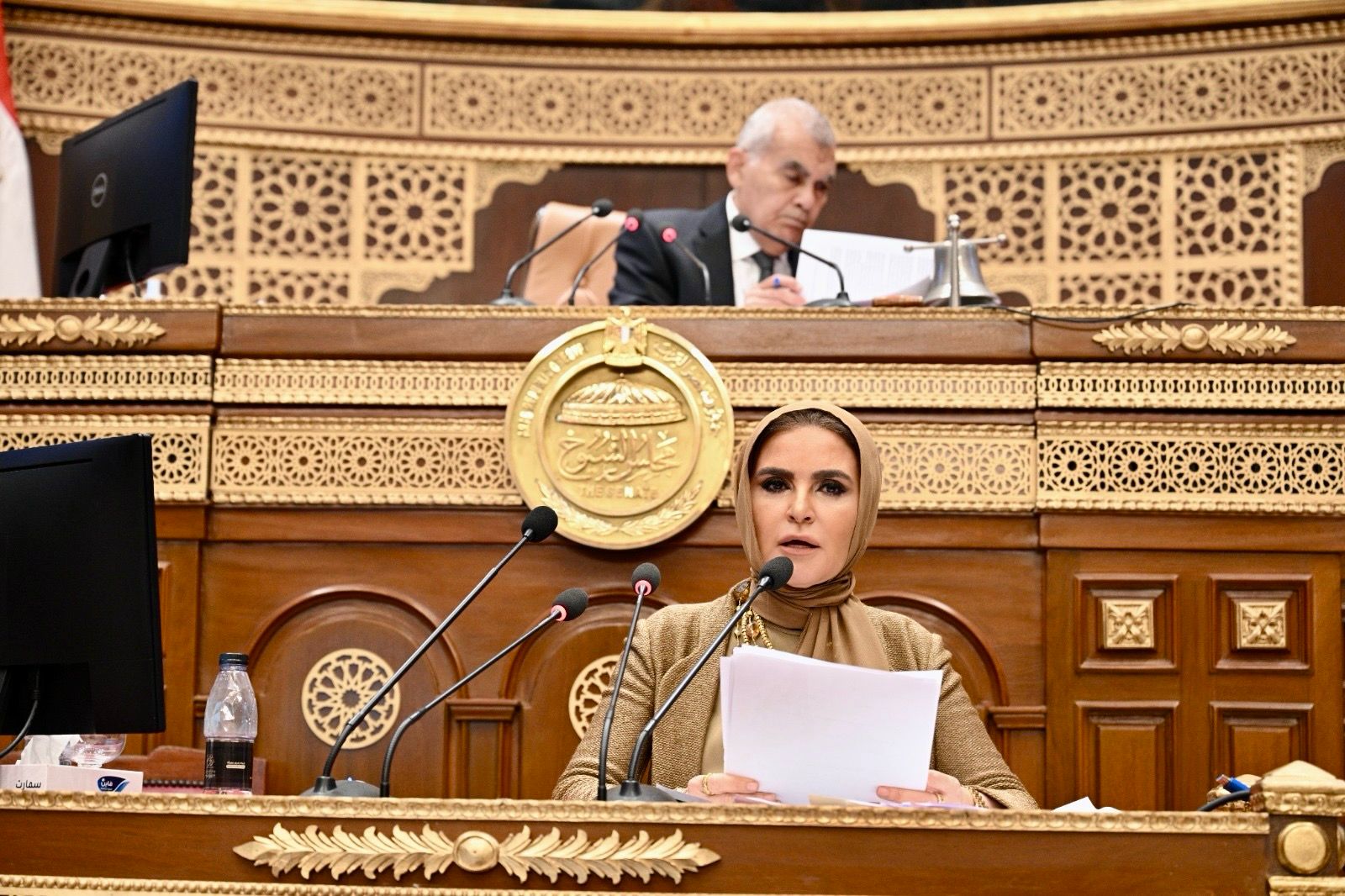 خلال الجلسة