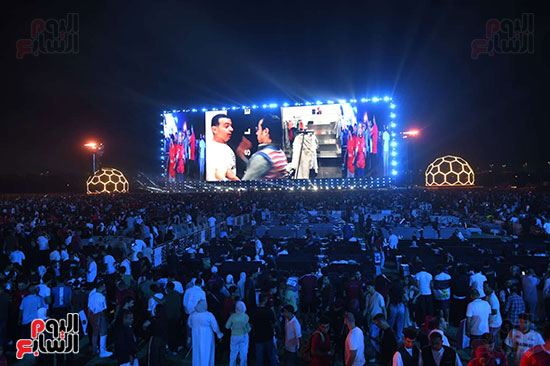الجمهور يشاهد من خلال الشاشة العملاقة الجمهور يشاهد من خلال الشاشة العملاقة